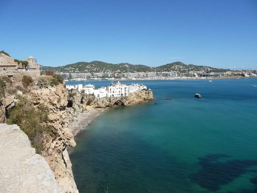 Ibiza: Un Paraíso Mediterráneo de Diversión y Tranquilidad